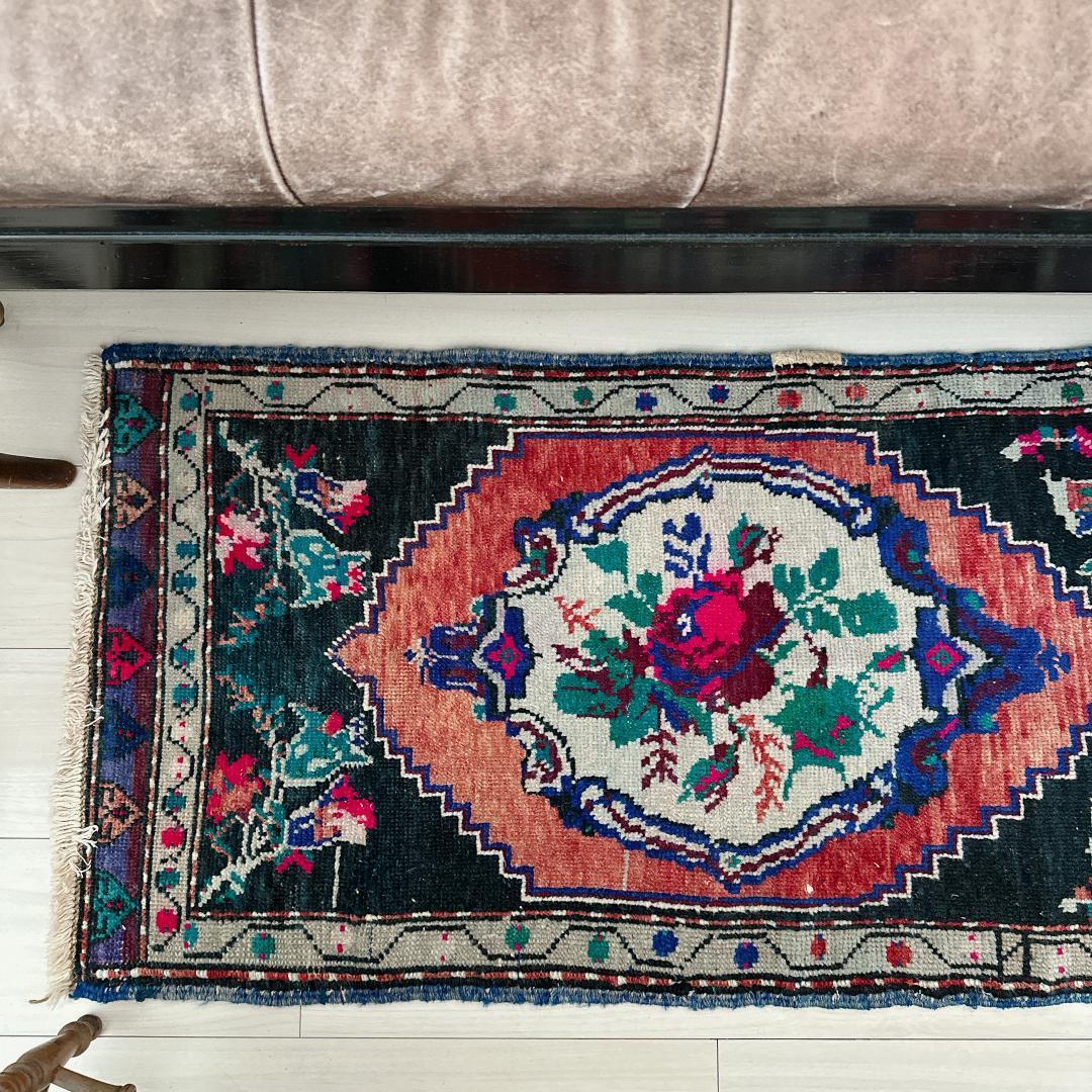 トルコ ヴィンテージラグ A48人気柄 レア マゼンタピンク グリーン ネイビー