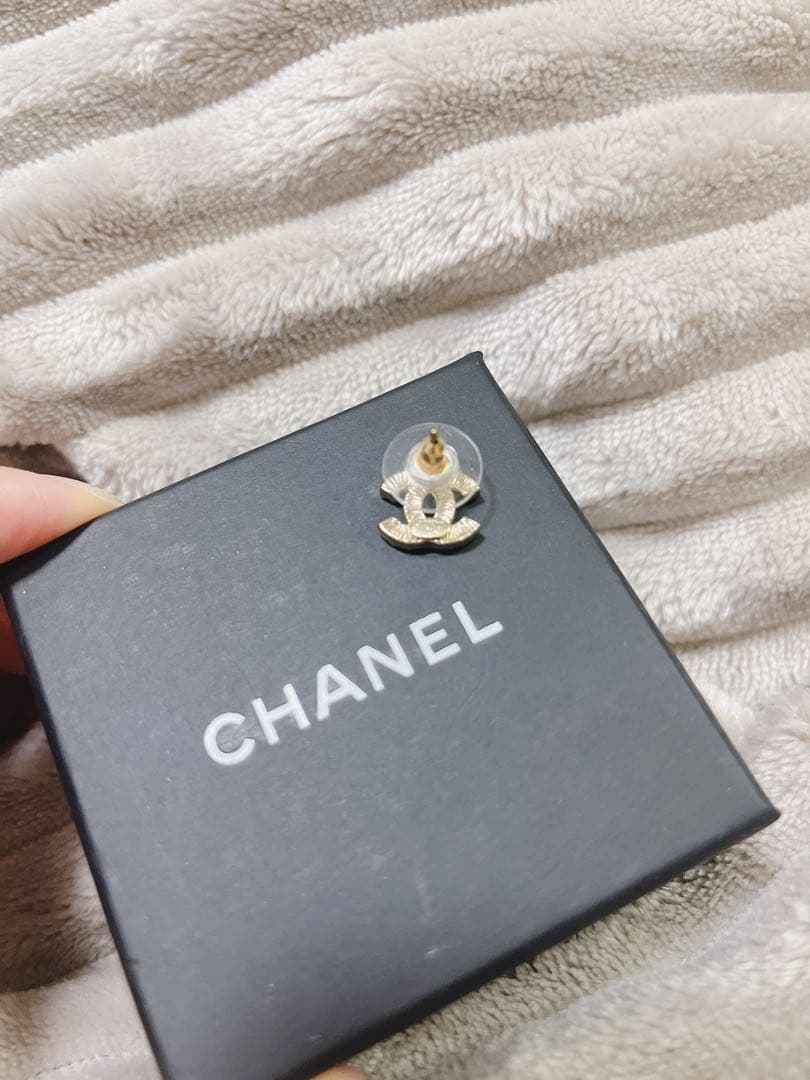 シャネル　ロゴピアス　片耳