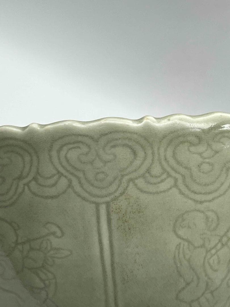 清雍正時代　青磁暗刻花卉輪花大鉢　【旧家蔵出し】 希少貴重 景徳鎮(B-76)