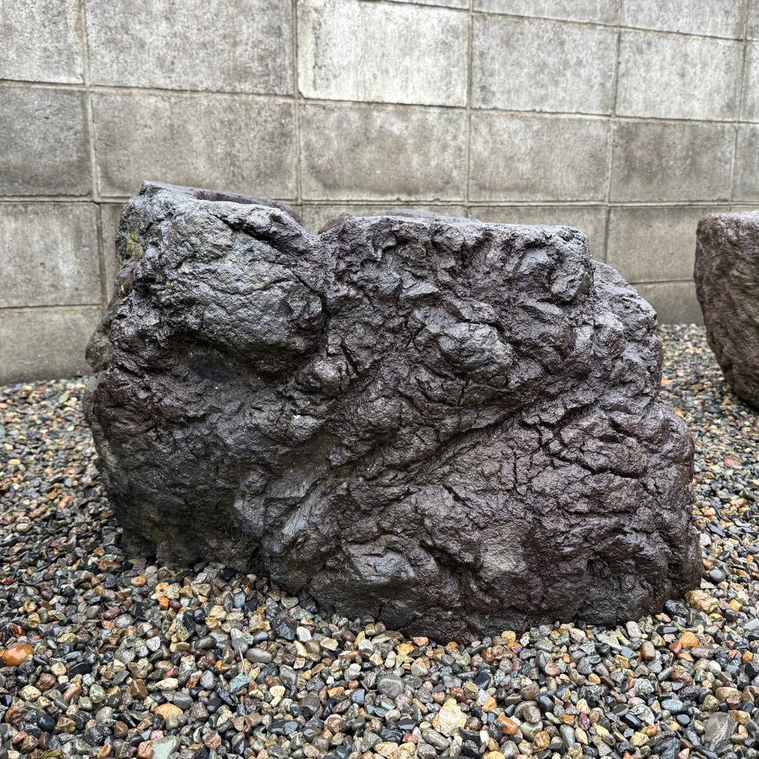 溶岩石の植木鉢、岩鉢。