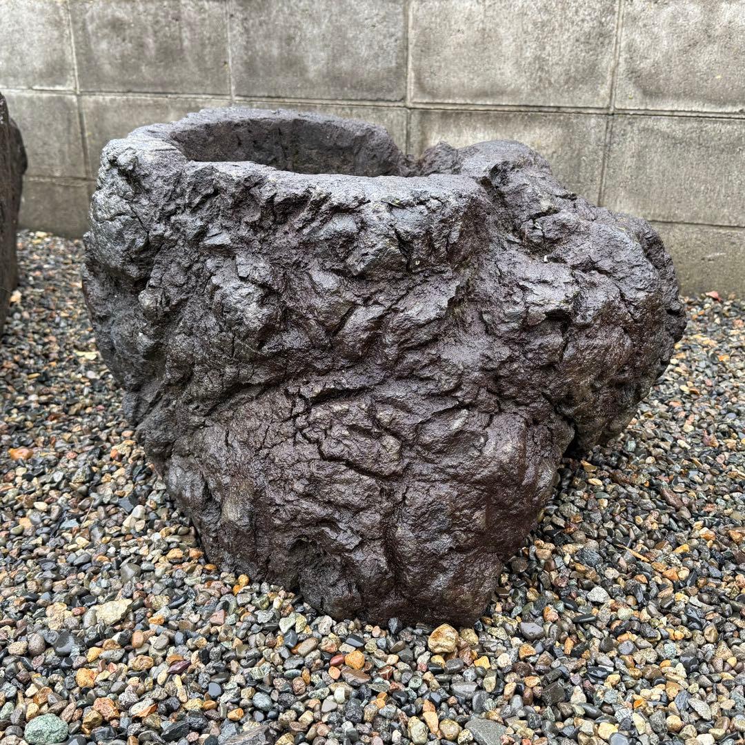 溶岩石の植木鉢、岩鉢。