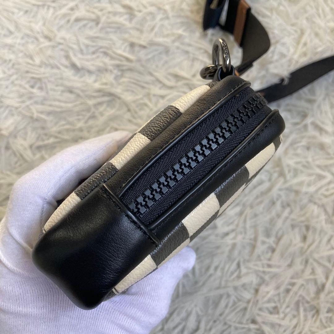 チェッカー クロスボディー C6775 チョーク×ブラック カメラバッグ 白 黒