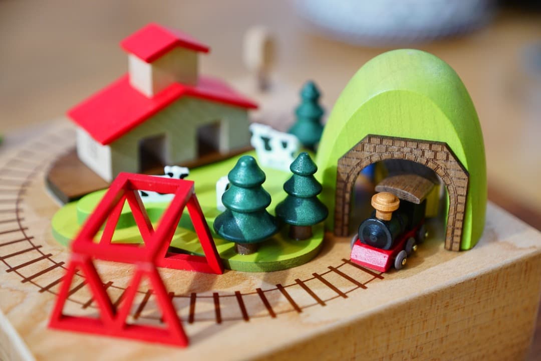 【美品】「木製ジオラマオルゴール」特注アクリルケース付／♬「線路は続くよ」