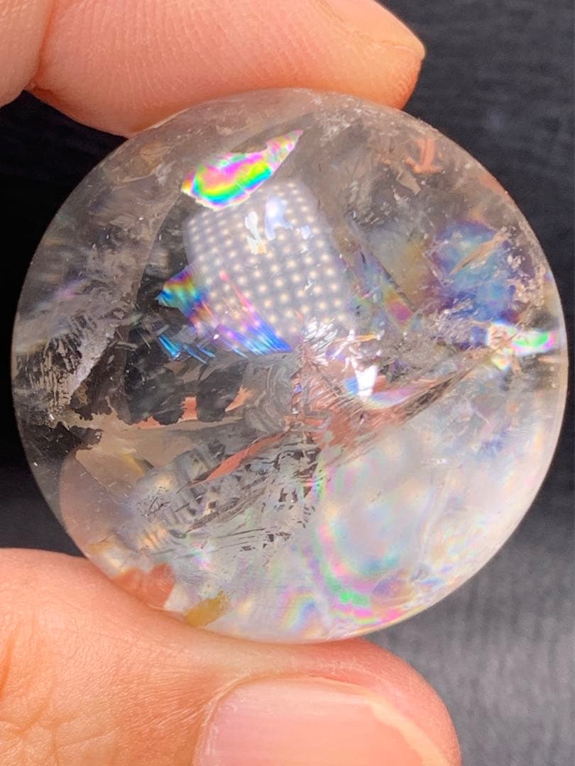 060847 虹入り　天然水晶玉台座付き31.6ミリ