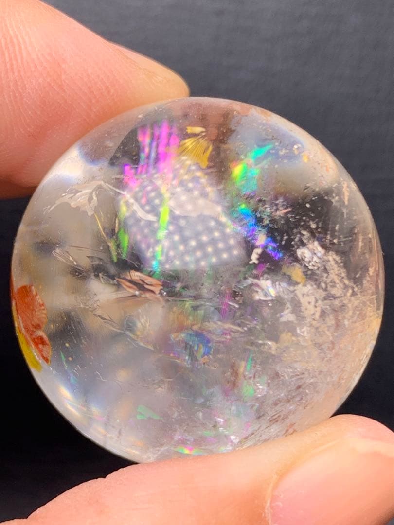 060847 虹入り　天然水晶玉台座付き31.6ミリ