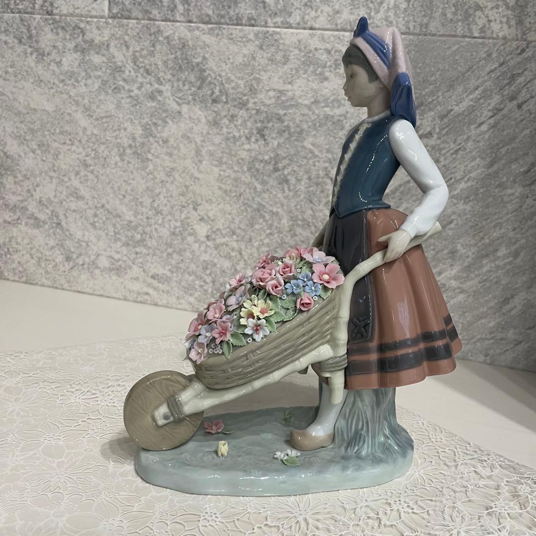リヤドロ　LLADRO 花屋の姉妹シリーズ　[花集め] [花車を押す少女]