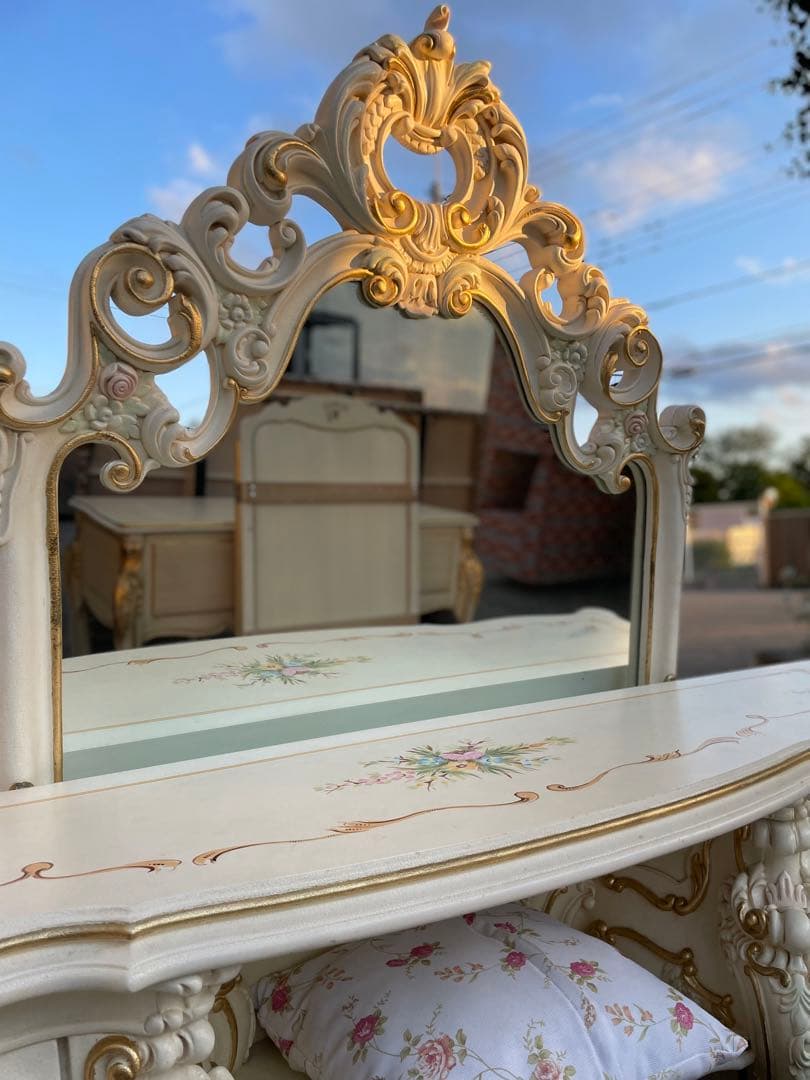 アンティーク調　デザインドレッサー　イスセット　西洋風　中古品