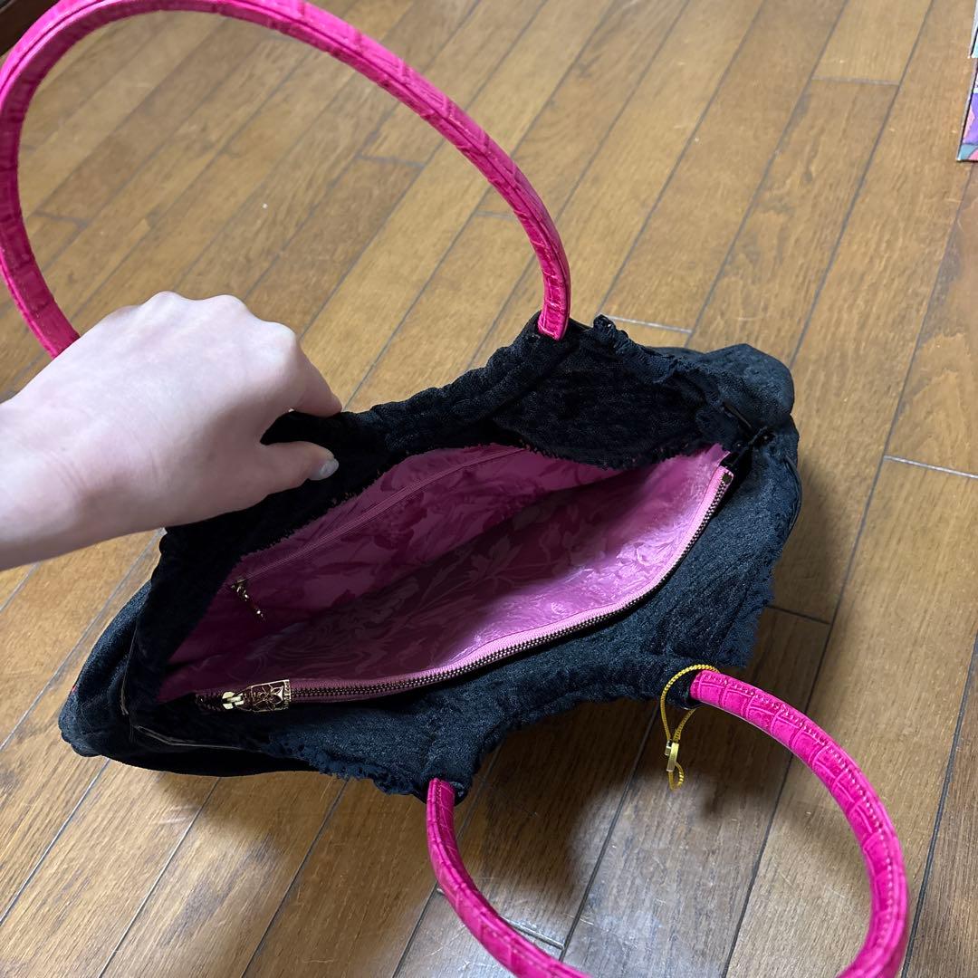 シンクビー　Think Bee! 刺繍入り黒ハンドバッグ