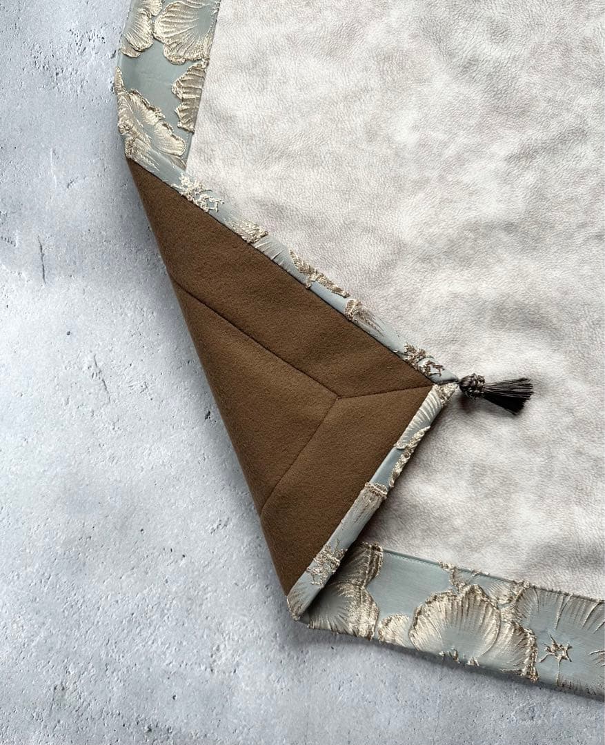 【再販】海外製 ゴールド立体フラワー生地のタロットクロス アクアブルー