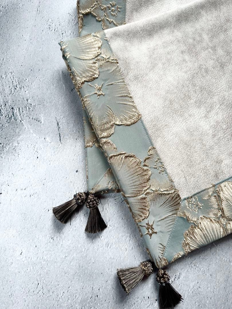 【再販】海外製 ゴールド立体フラワー生地のタロットクロス アクアブルー