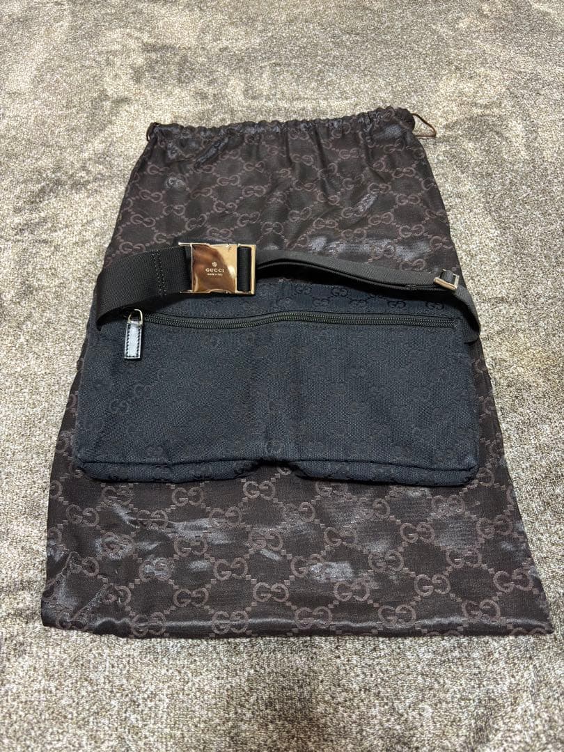 ブラック ショルダーバッグ ロゴ入り 収納袋付き