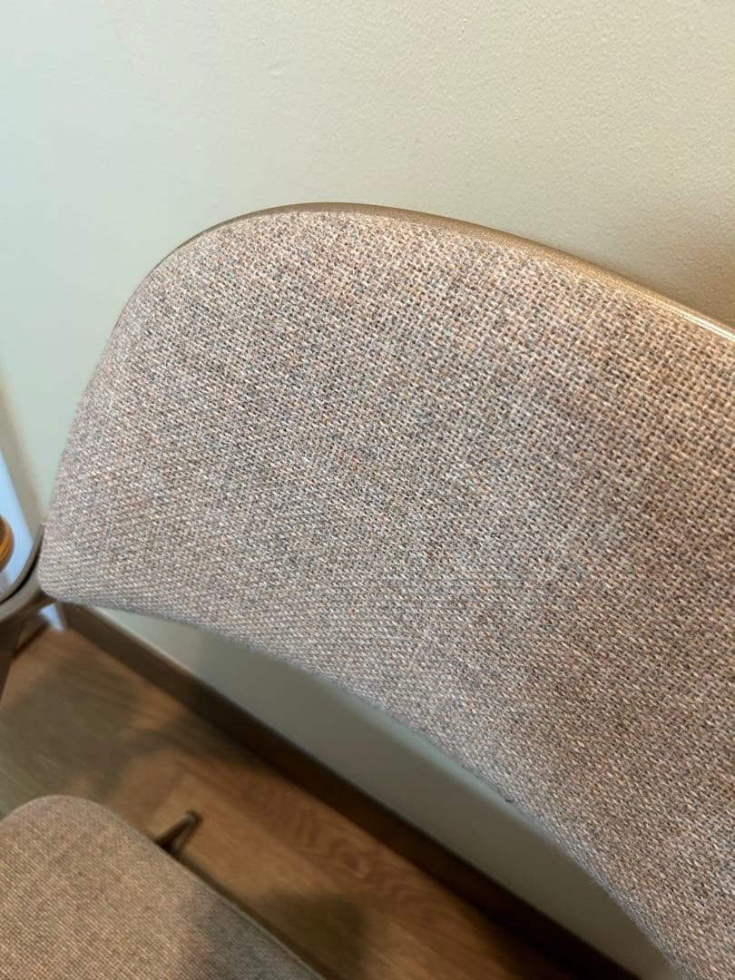 アメリカ初のオールスチールクッション付きのタイプ(１椅子）