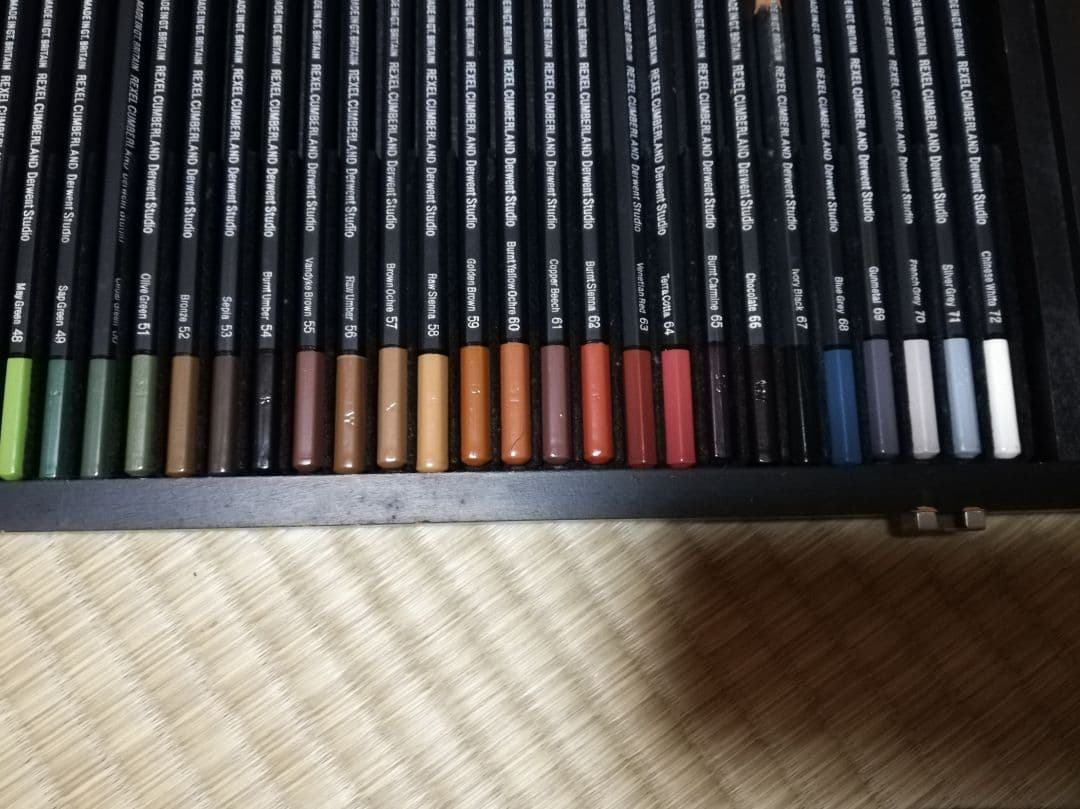 値下げ DERWENTダーウェント スタジオ色鉛筆 72本セット 木製ケース入り