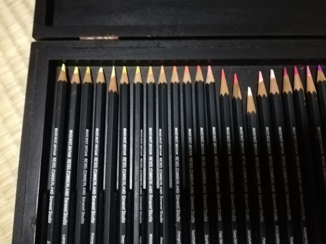 値下げ DERWENTダーウェント スタジオ色鉛筆 72本セット 木製ケース入り