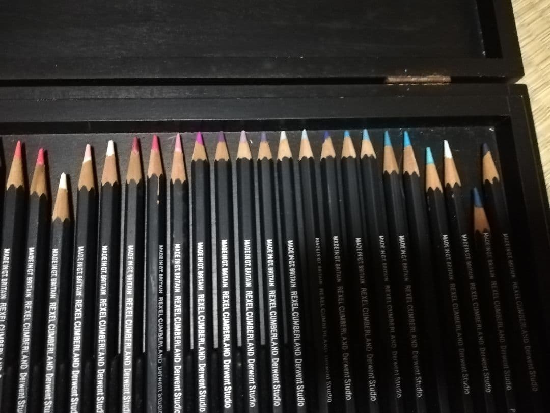 値下げ DERWENTダーウェント スタジオ色鉛筆 72本セット 木製ケース入り