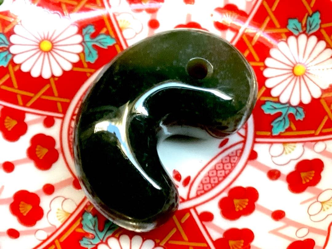 とびっきりの出雲石‼️ 超レア物‼️出雲碧玉勾玉　2度と入手は困難な別格品　本物保証