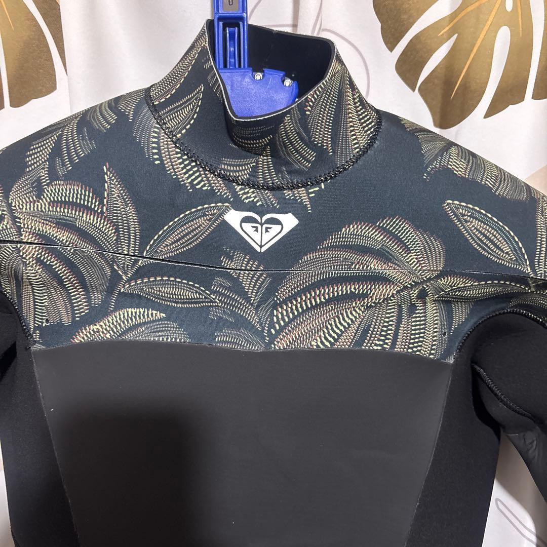 2025 ROXYセミドライスーツ 葉柄デザイン　ML