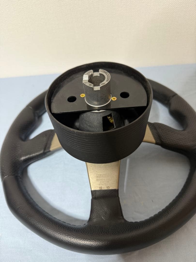 MOMOステアリング　ボス付き