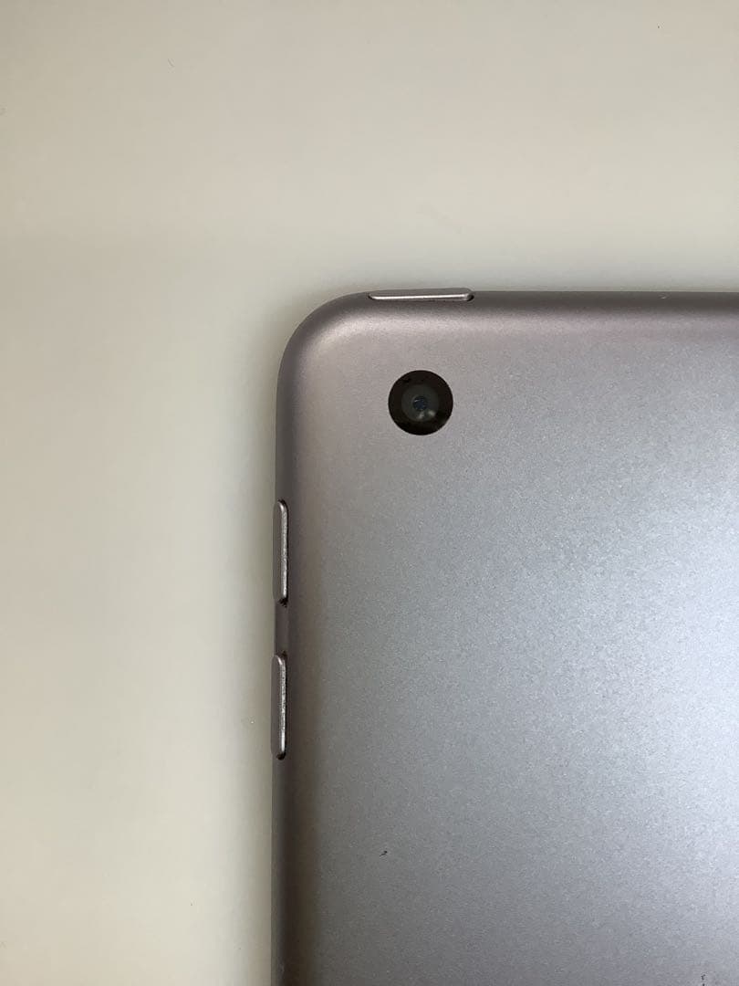 Apple 第6世代iPad Wi-Fiモデル 32GB スペースグレイ