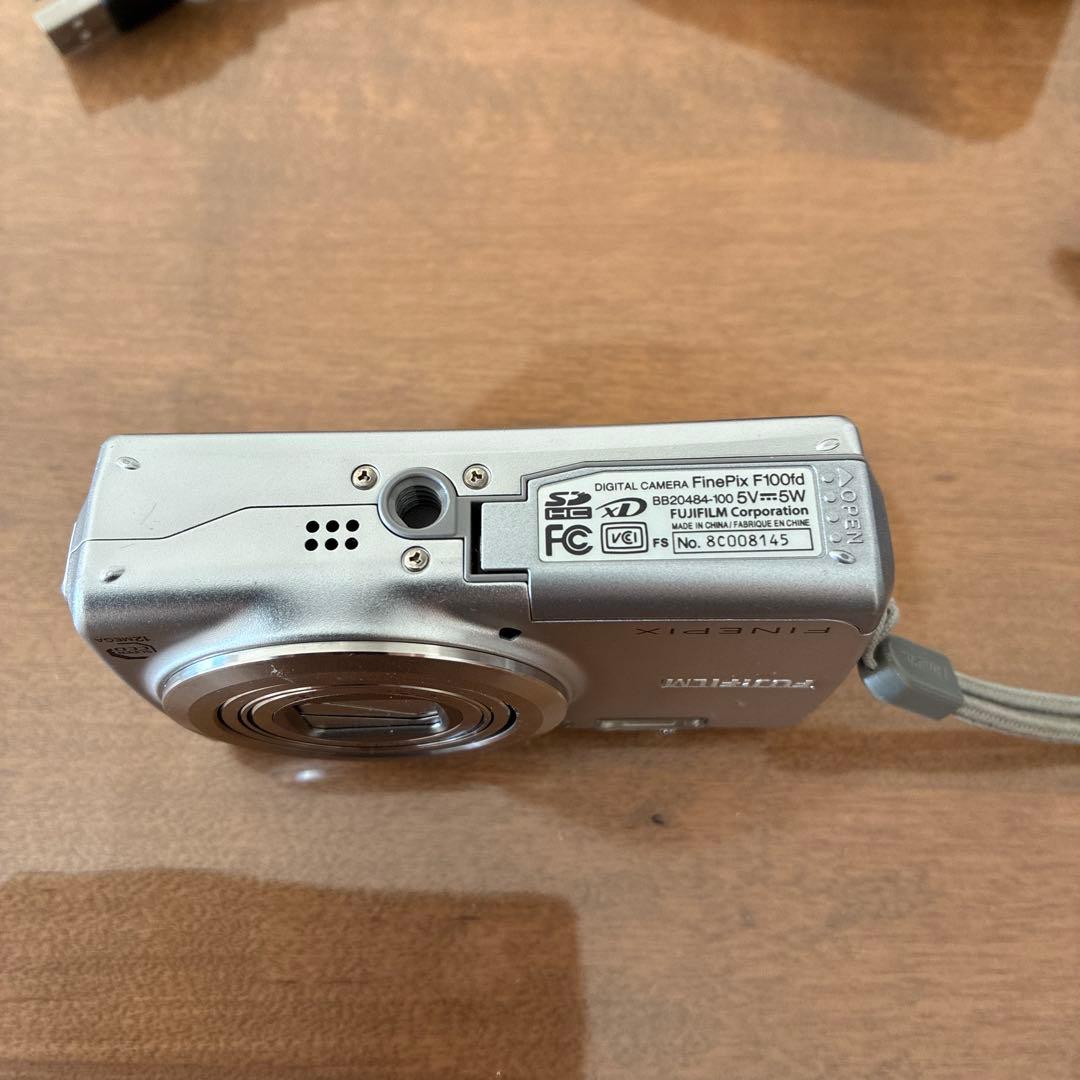 Fujifilm FinePix F100 シルバー