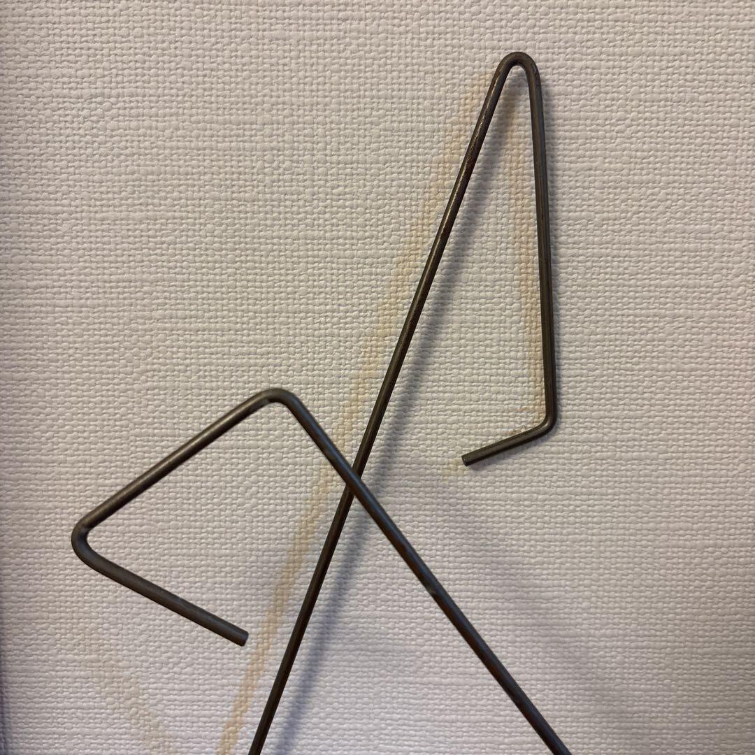 チクニ　chikuni book on the wall