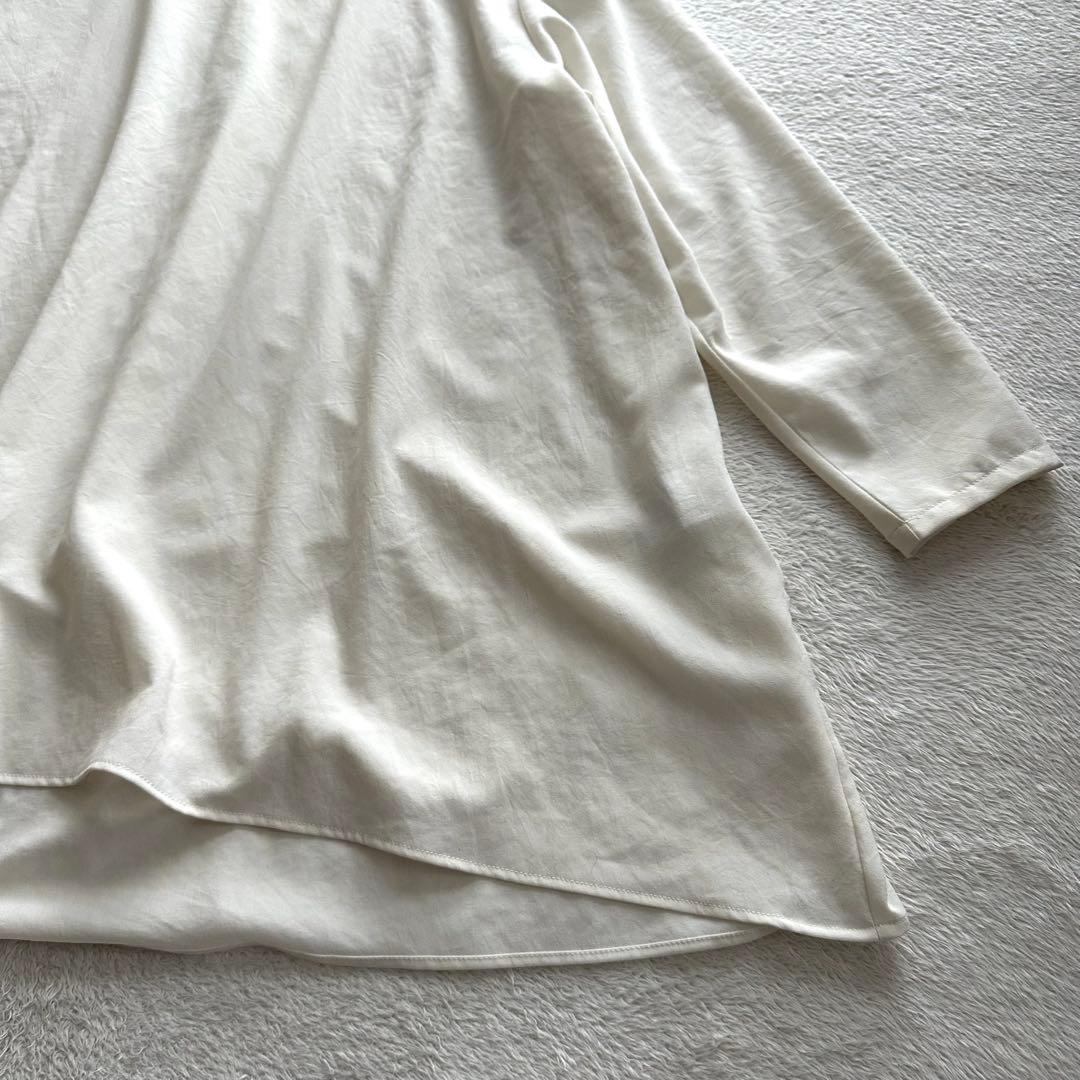 美品　BEARDSLEY ビアズリー 後ろドレープTブラウス　アイボリー　フリー