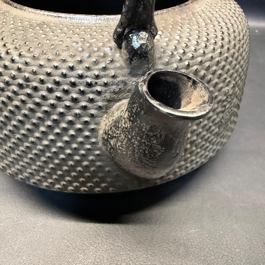 ◉※後右棚c1003 未使用保管品 南部鉄器 岩鋳 万代アラレ 鉄瓶 本場盛岡