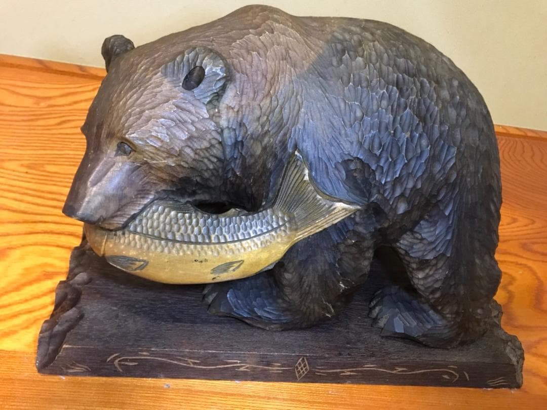 木彫りの熊　　　繁　峰　作