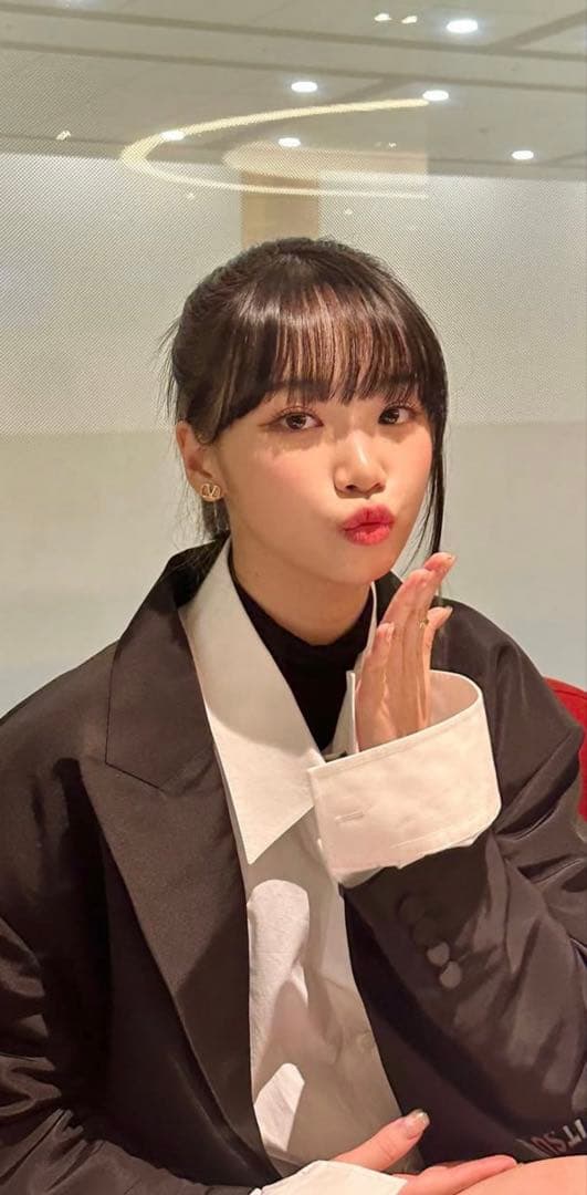 ウ*ー様 VALENTINO ゴールド ピアス (LE SSERAFIMチェウォ