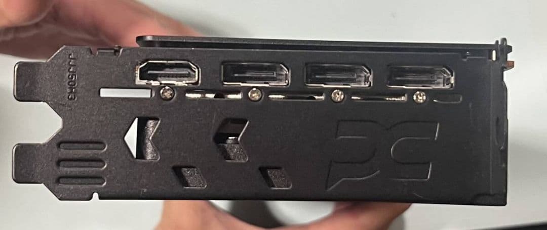 玄人志向 Radeon RX 9070 トリプルファン搭載