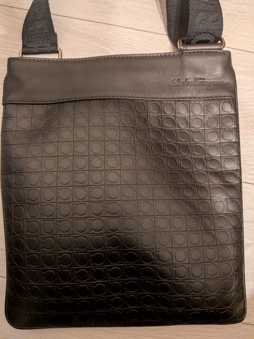 サルヴァトーレフェラガモ メン ズ ショルダーバッグ ガンチーニ
