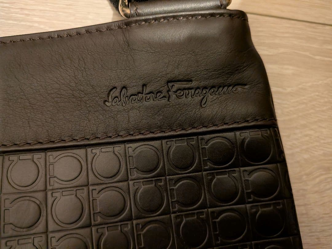 サルヴァトーレフェラガモ メン ズ ショルダーバッグ ガンチーニ
