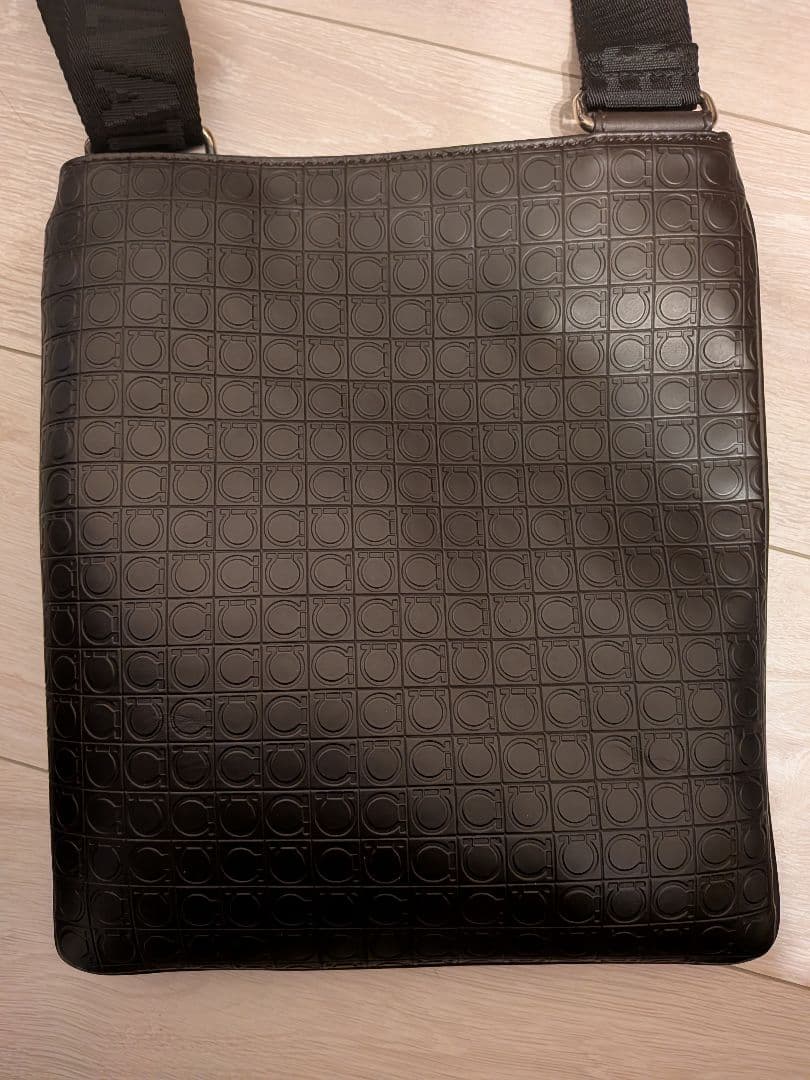 サルヴァトーレフェラガモ メン ズ ショルダーバッグ ガンチーニ