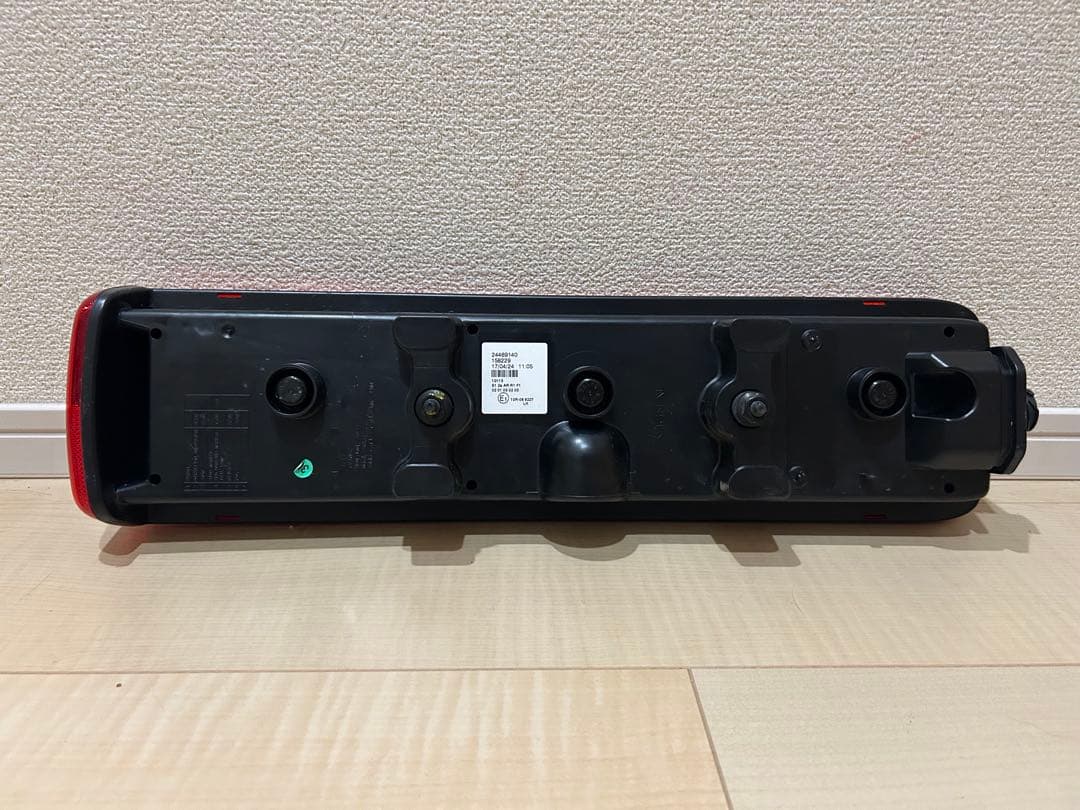 UD純正 ボルボ LEDテールランプ 左右セット 新車外し VIGNAL製