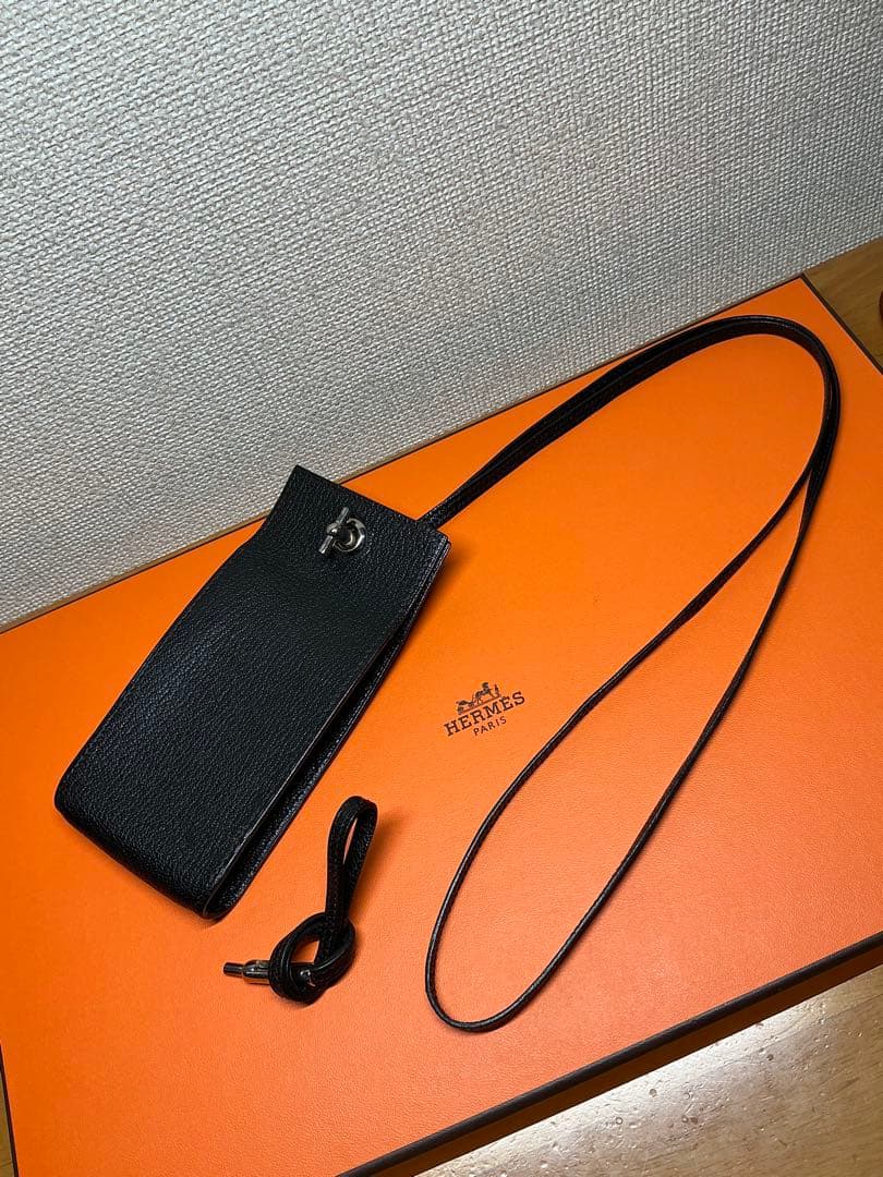 C*a様 HERMES エルメス ヴェスパ ストラップ ポーチ マルチケース 黒