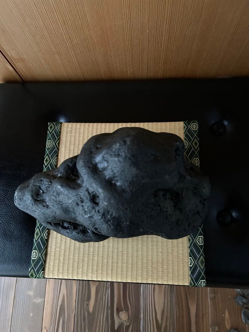 新潟県南魚沼市　水無川産　八海石うぶ石　何処からでも観れる珍しい一石