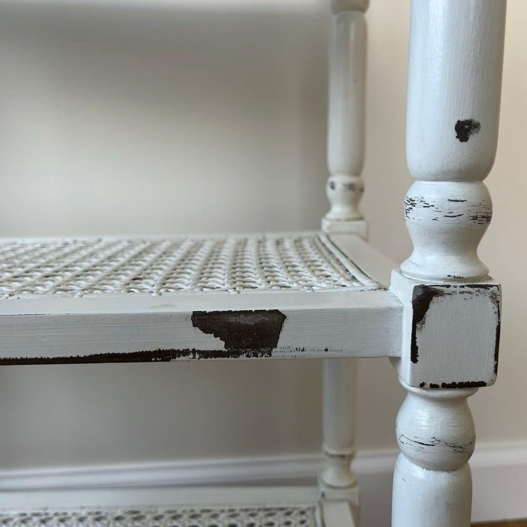 シャビーシックな、ホワイトペイントの木製シェルフ