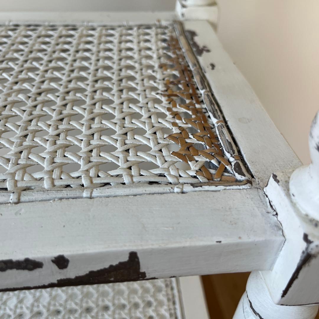 シャビーシックな、ホワイトペイントの木製シェルフ