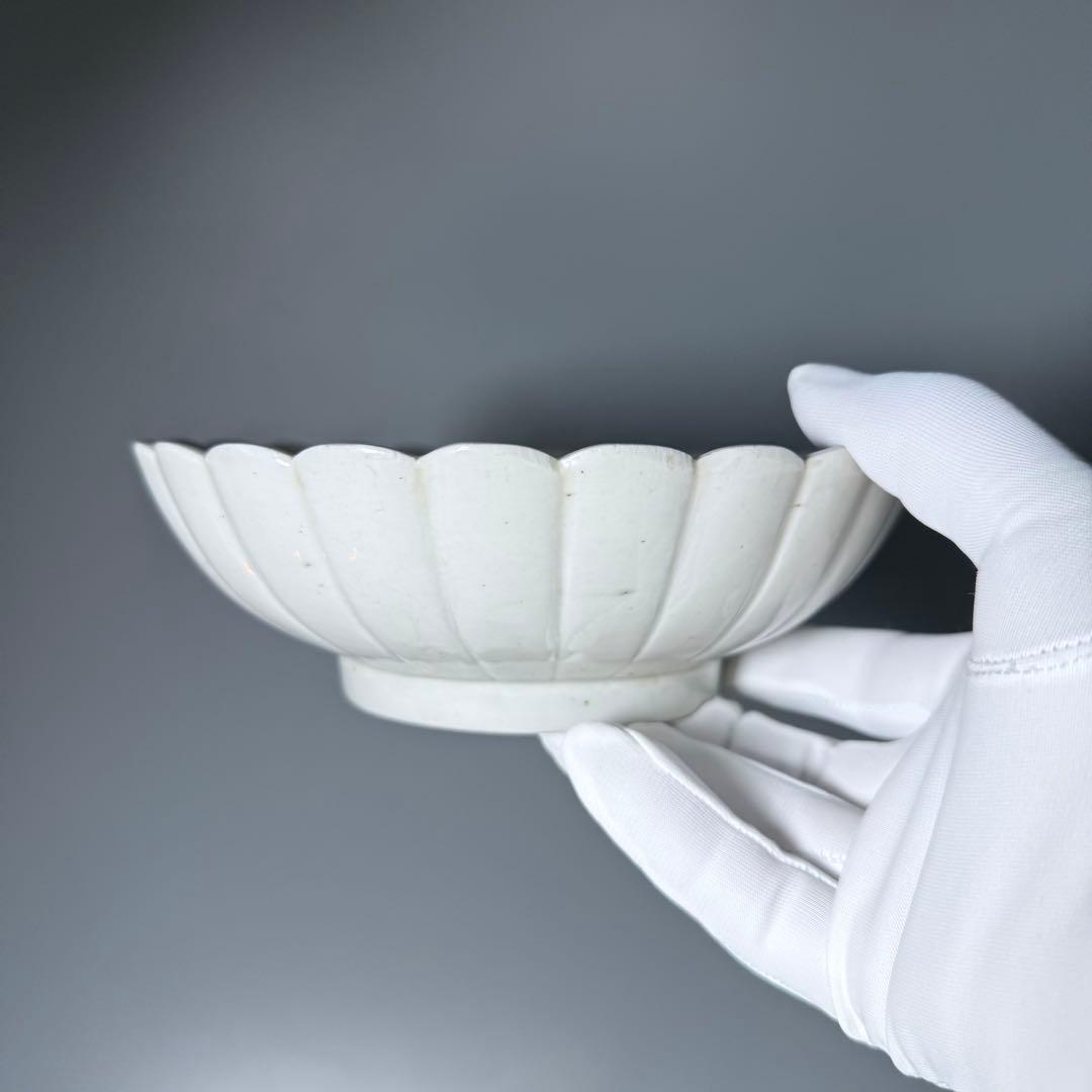 江戸中期　白磁菊花形膾皿　陽刻菊花文様　粉挽　古陶を楽しむ　17cm　大きめ