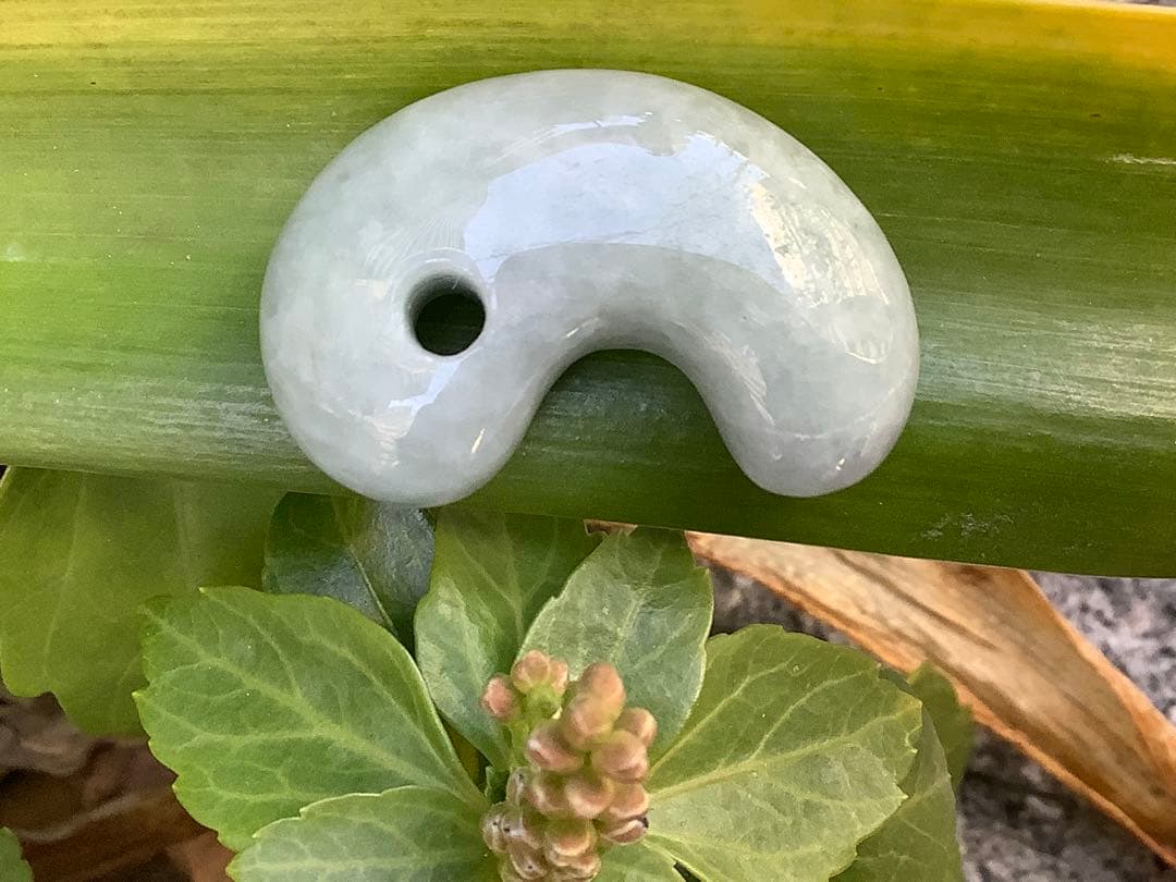 ✳薄利多売‼️お値段自信ありの糸魚川翡翠御守りアイスジェイド勾玉　極上肌目　鑑別書