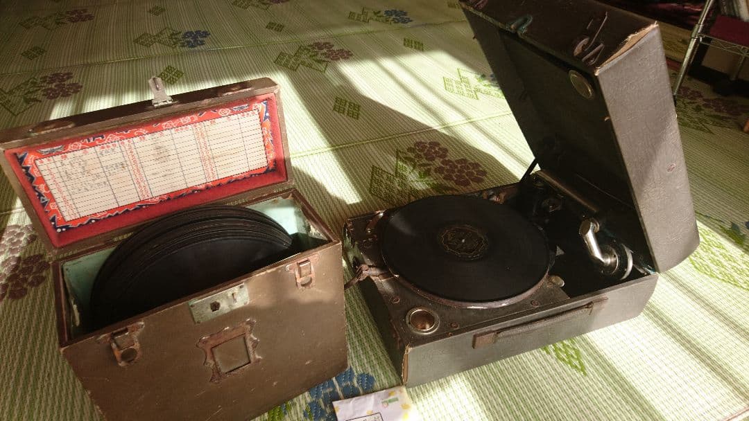 旧式レコードプレーヤーとレコード