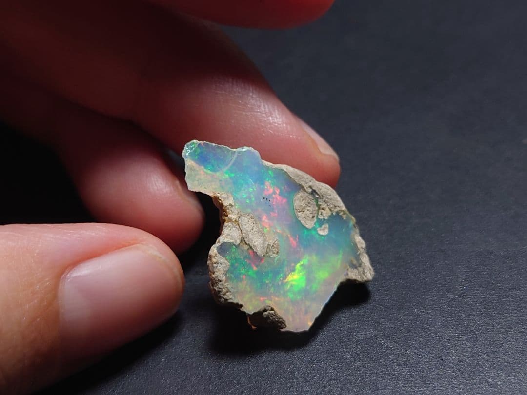 エチオピアウェロ産オパール　原石　鉱物標本　ジュエリーグレード　虹