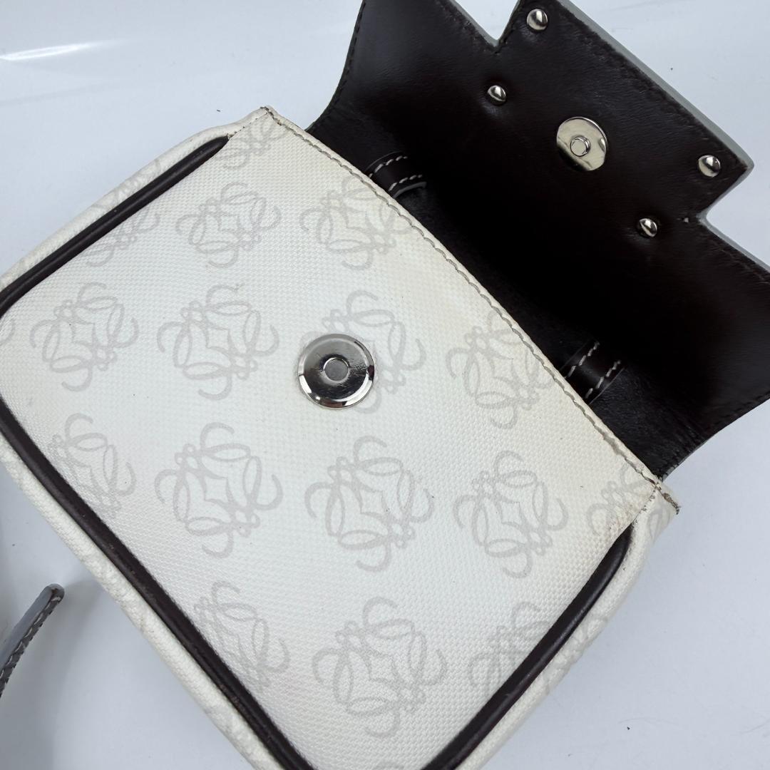 ロエベ リピートアナグラム ショルダーバッグ PVC レザー ホワイト