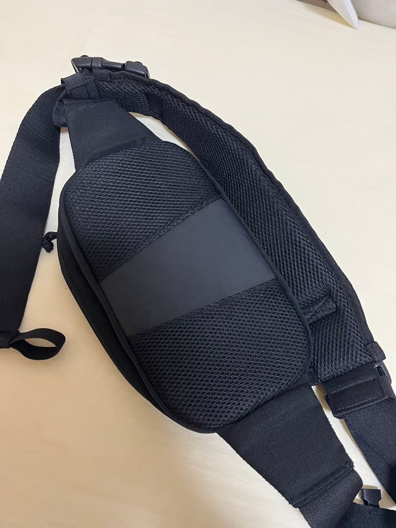 ポムル）POMULU ブラック スリングバッグ