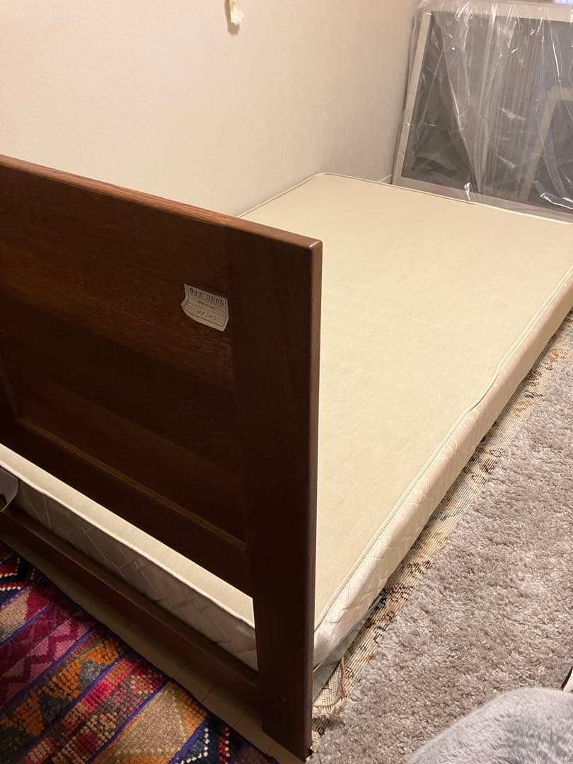 セミダブルベッド　足つきスプリングつき