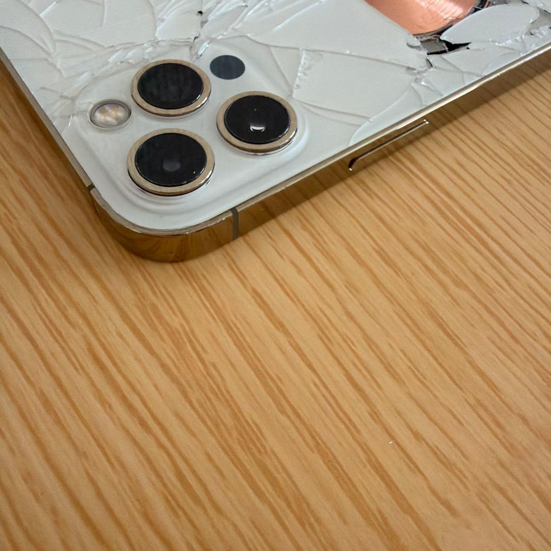 iPhone 12 Pro ホワイト 背面破損