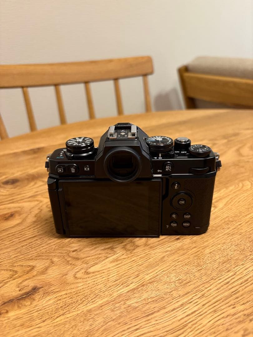 【ショット数686回】Nikon Z fc ミラーレス一眼 本体 バッテリー付き
