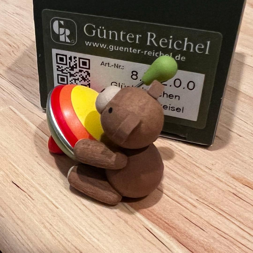 ギュンターライヒェル　こまを持つクマ