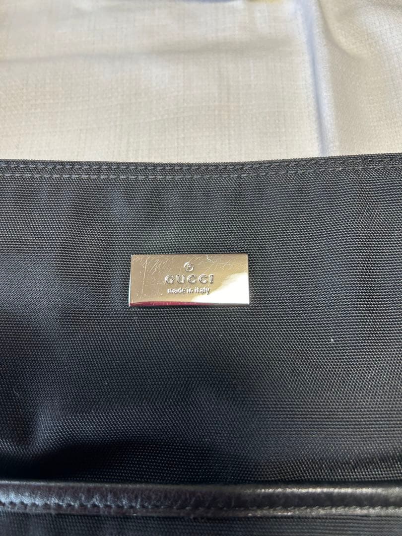 GUCCI グッチ　斜め掛けショルダーバッグ　黒