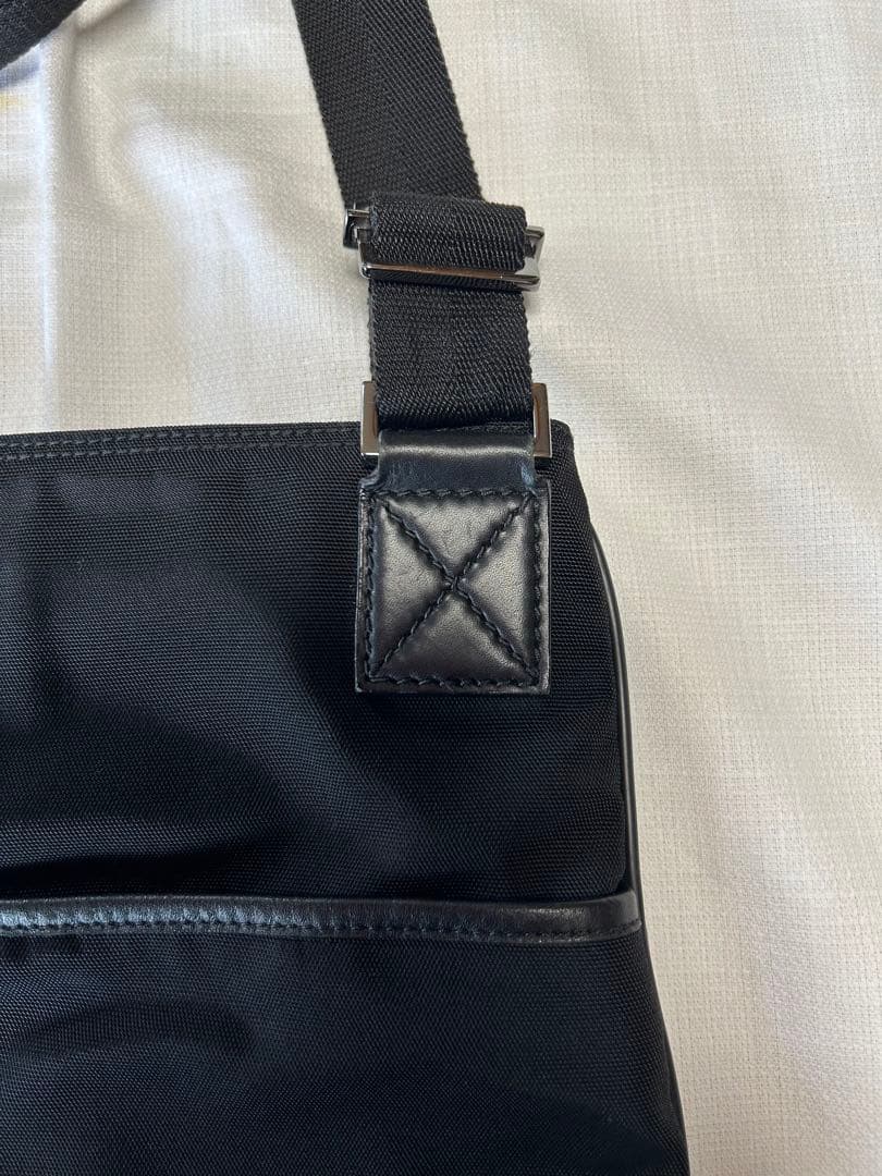 GUCCI グッチ　斜め掛けショルダーバッグ　黒